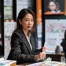 佐山爱品牌总监张美琳，专注地审阅品牌设计稿，桌上摆放着色彩丰富的设计样本，展现出对品牌细节的极致追求