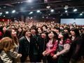 佐山爱粉丝见面会现场照，粉丝们热情围绕佐山爱合影留念氛围温馨